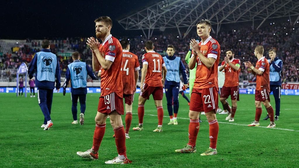 Danil Glebov ja Andrei Mostovoi kiittivät kannattajia marraskuussa 2021, kun Venäjä oli hävinnyt Kroatialle ratkaisevan lohkovaiheen ottelun Splitissä.