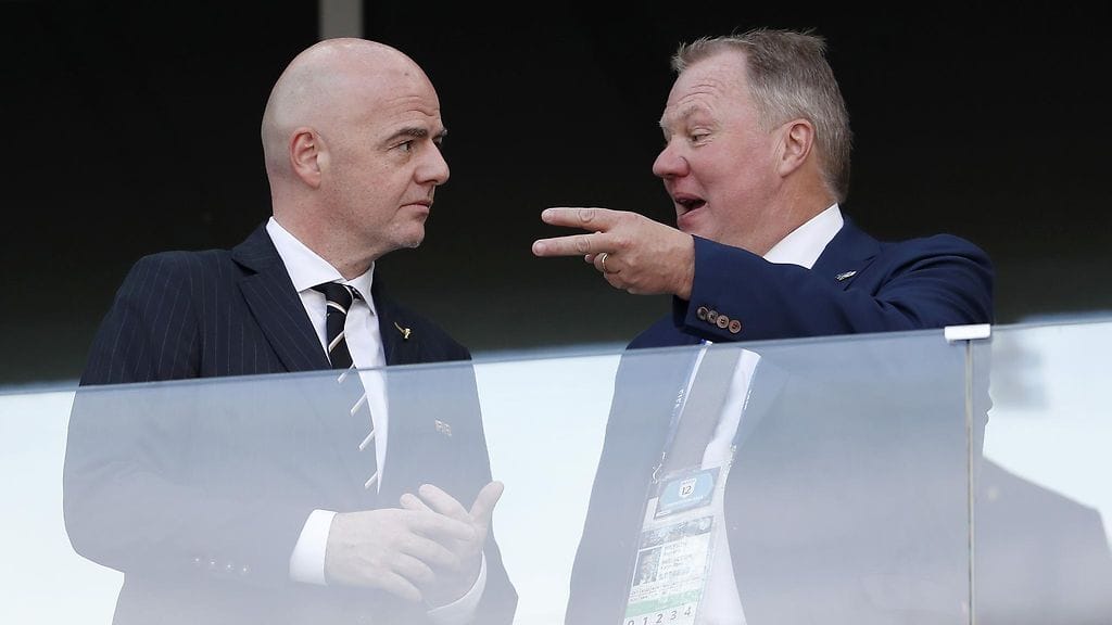 FIFA:n puheenjohtaja Gianni Infantino (vas.) ja Ruotsin jalkapalloliiton puheenjohtaja Karl-Erik Nilsson joutuvat vielä käymään keskusteluja Venäjän tilaneesta.