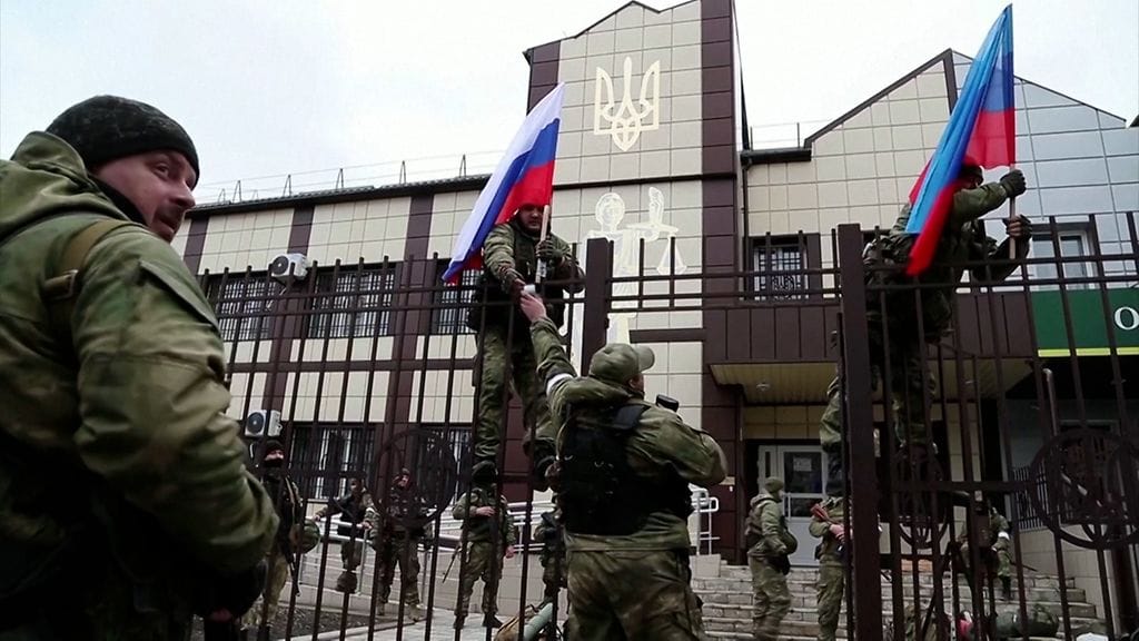 Venäjän joukkoja ja separatistijoukkoja Luhanskissa 27.2.