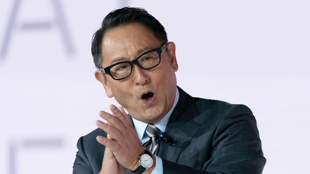 Akio Toyoda suitsutti Kalle Rovanperää ja Esapekka Lappia.