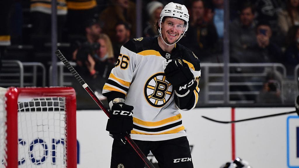 Boston Bruinsin Erik Haula sai tuulettaa kahta täysosumaa ottelussa Los Angeles Kingsia vastaan.