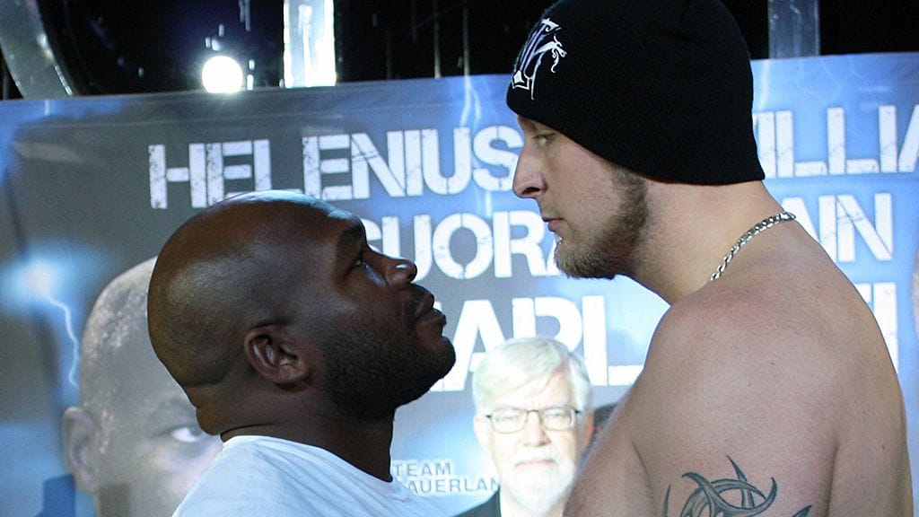 Sherman Williams ja Robert Helenius tuijottamassa toisiaan.