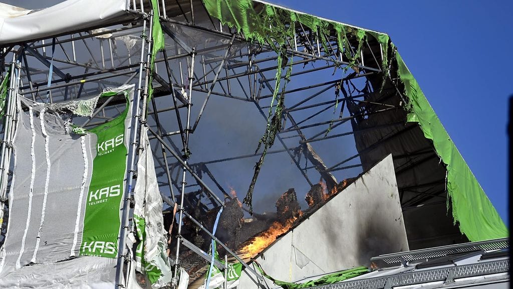 LK 1.3.2022 Tulipalo remontin takia huputettuna olevassa kerrostalossa Franzeninkadulla Helsingin Kalliossa 1. maaliskuuta 2022. Kallion rakennuspalo aiheuttaa savuhaittaa lähiympäristöön. Pelastuslaitos suosittelee tarvittaessa sulkemaan ilmanvaihdon ja ilmastoinnin.