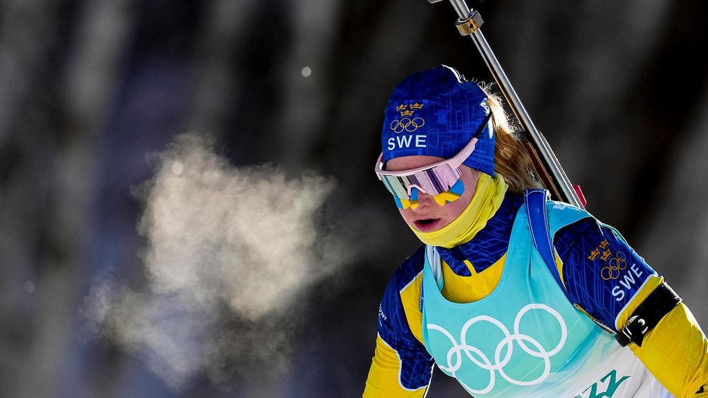 Ruotsin Mona Brorsson voitti Pekingissä ampumahiihdon viestikultaa.
