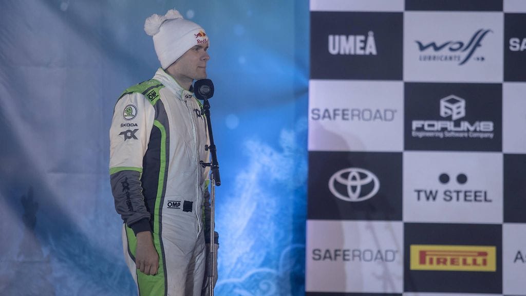 Venäläinen Nikolai Grjazin saa jatkaa kilpailemista rallin MM-sarjassa neutraalin urheilijan statuksella. Mikäli FIA ottaisi venäläis- ja valkovenäläiskuljettajiin yhtä tiukan kannan kuin esimerkiksi suomalainen AKK, Grjazin voisi hankkia lisenssin jostakin toisesta maasta ja jatkaa kilpailemista esimerkiksi rallin EM-sarjassa.