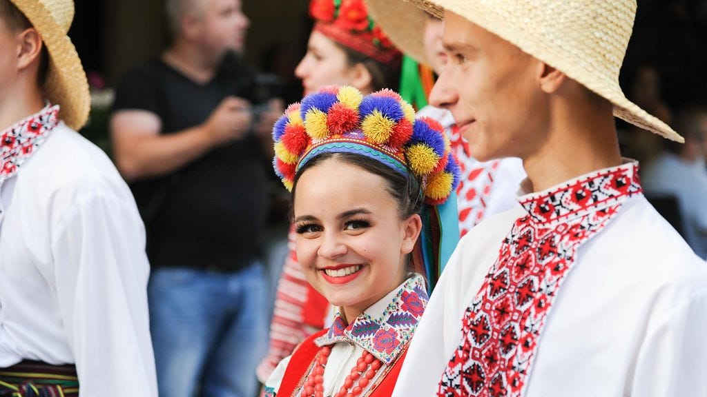 ukrainalaisia kansanpuvuissa