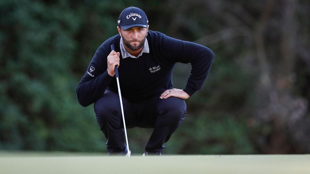 Jon Rahm tähtäämässä puttiaan.