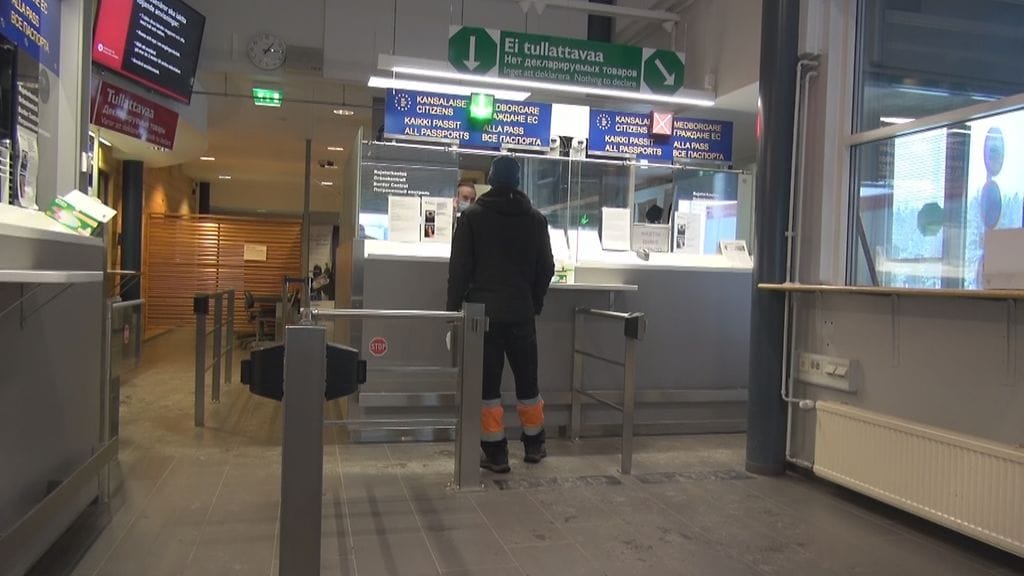 Passintarkastus, Niiralan raja-asema