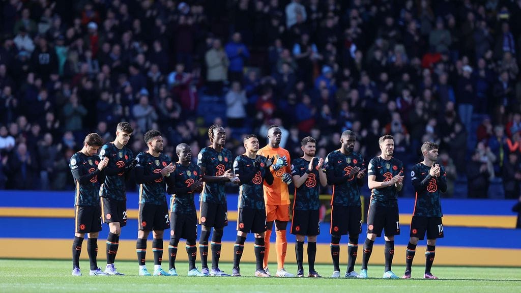 Chelsean pelaajat taputtivat kunnianosoituksena Ukrainalle.