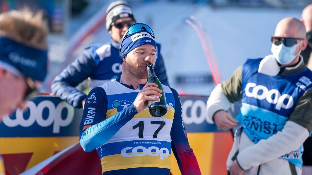 Dario Cologna juhlisti kisan maalissa uransa päätöstä kuohujuomalla.