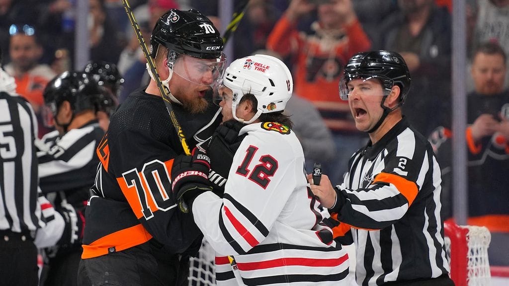 Buffalo Sabresin suomalaispuolustaja Rasmus Ristolainen retuutti Chicago Blackhawksin Alex DeBrincat'ta.
