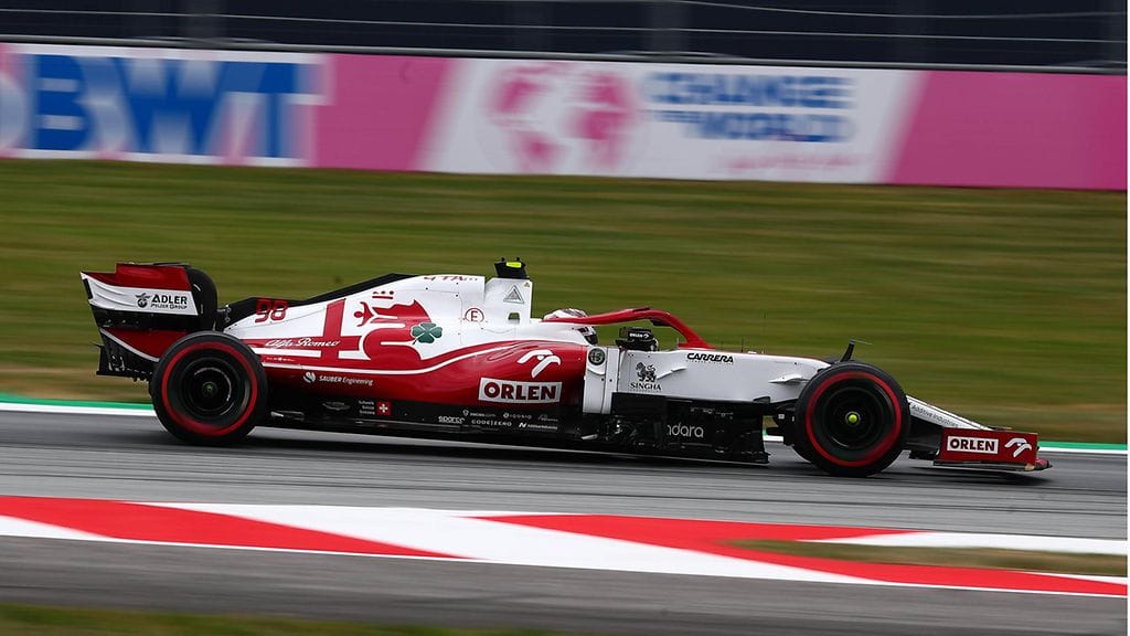 Callum Ilott Alfa Romeon F1-auton ohjaimissa vapaissa harjoituksissa Itävallassa heinäkuussa 2021.