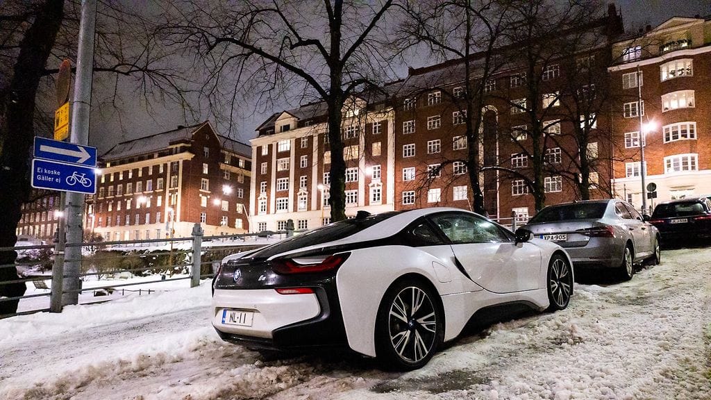 Kuvan BMW i8 on ladattava hybridi, jonka CO2-päästöt ovat 42 g/km.
