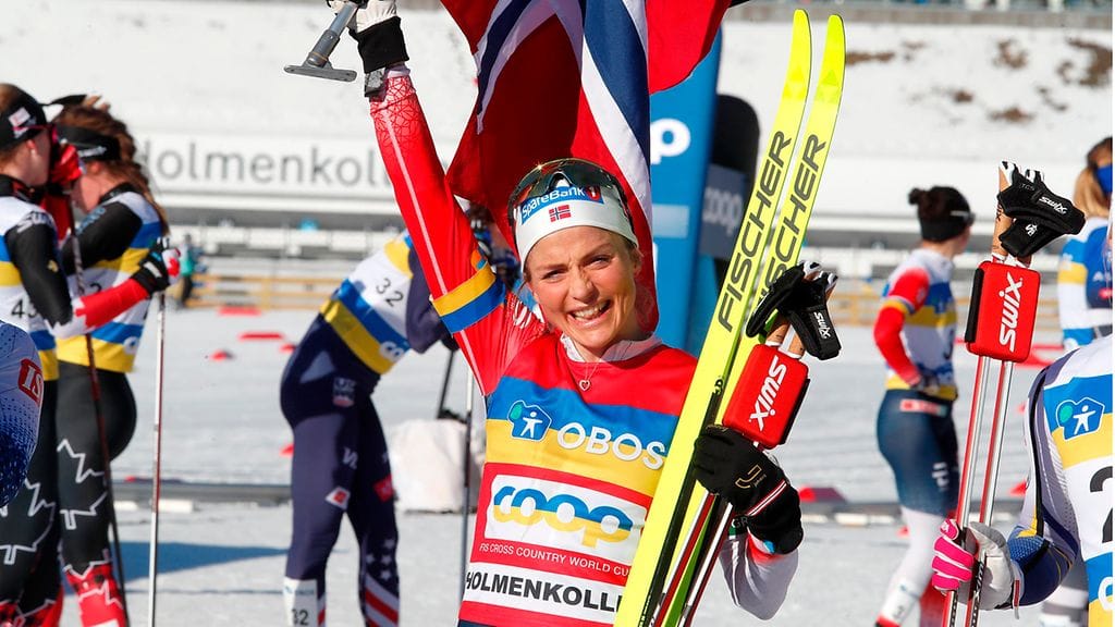 Therese Johaug hyvästeli viikonloppuna Holmenkollenin yleisön voitokkaasti.