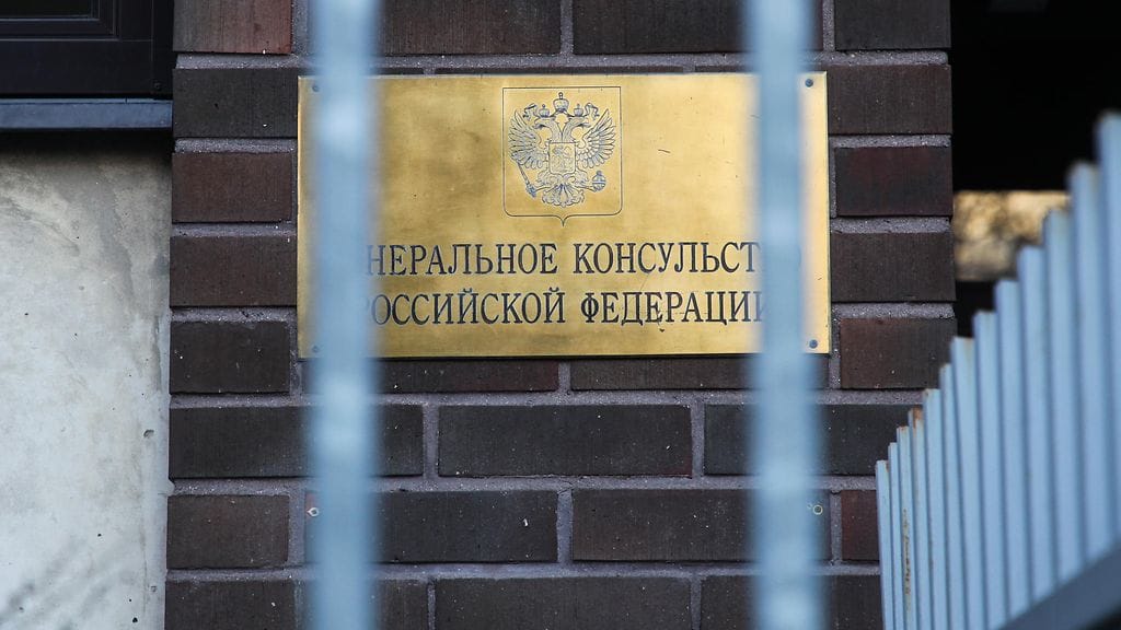Kuvassa venäjänkielinen Venäjän pääkonsulaatin kyltti.