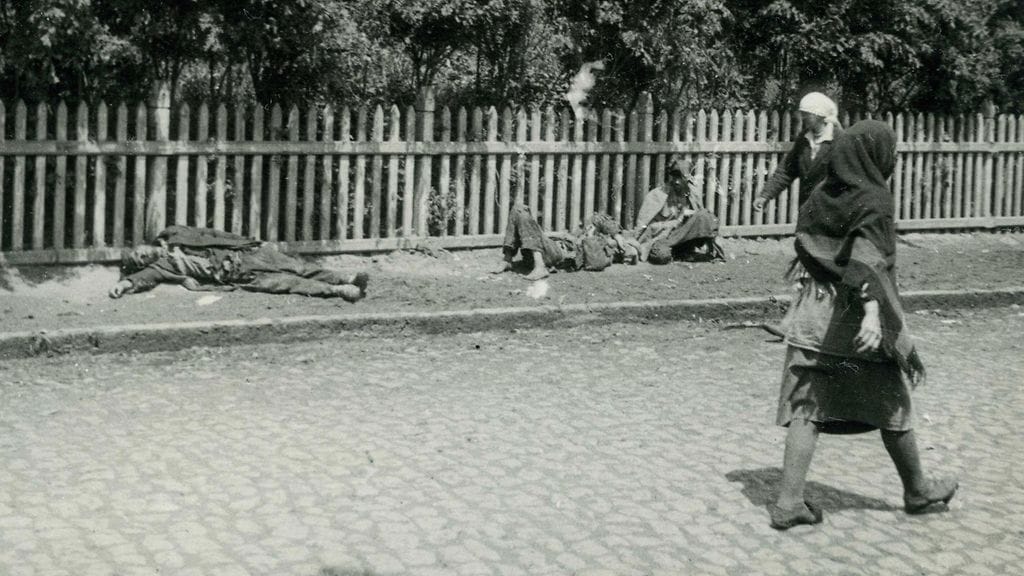 Nääntyneitä talonpoikia Karkivin kaupungin teiden reunoilla vuonna 1933 Ukrainassa.