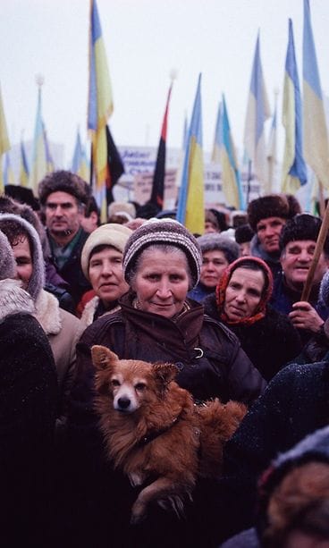Ukrainalainen nainen koiransa kanssa Ukrainan itsenäisyyttä tukevissa mielenosoituksissa Kiovassa vuonna 1990.