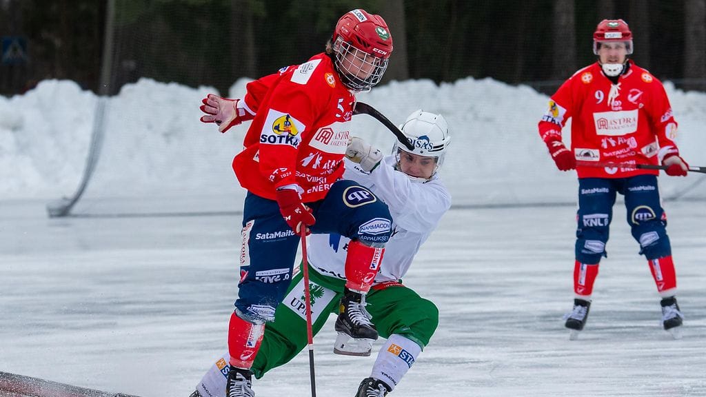 Tuomas Antikainen (etumaisena) rikkoi vastustajan pelaajaa kovaotteisesti ratkaisevassa Bandyliigan välierässä. Kuva aiemmasta ottelusta Narukerän ja Lappeenrannan Veiterän välillä.