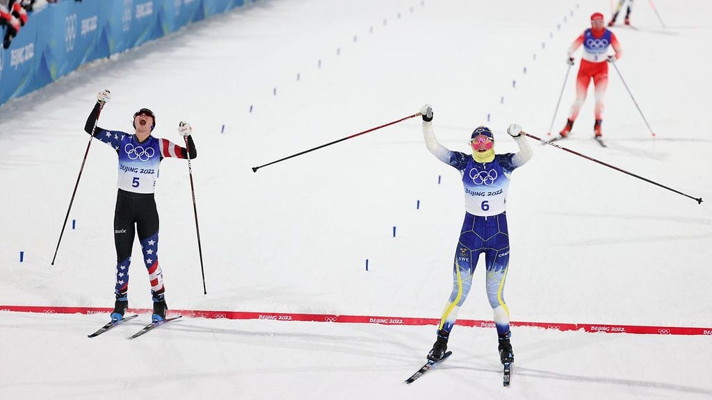 Jessie Diggins (vas.) hiihti pronssille Pekingin olympiasprintissä Jonna Sundlingin ja Maja Dahlqvistin (oik.) jälkeen.