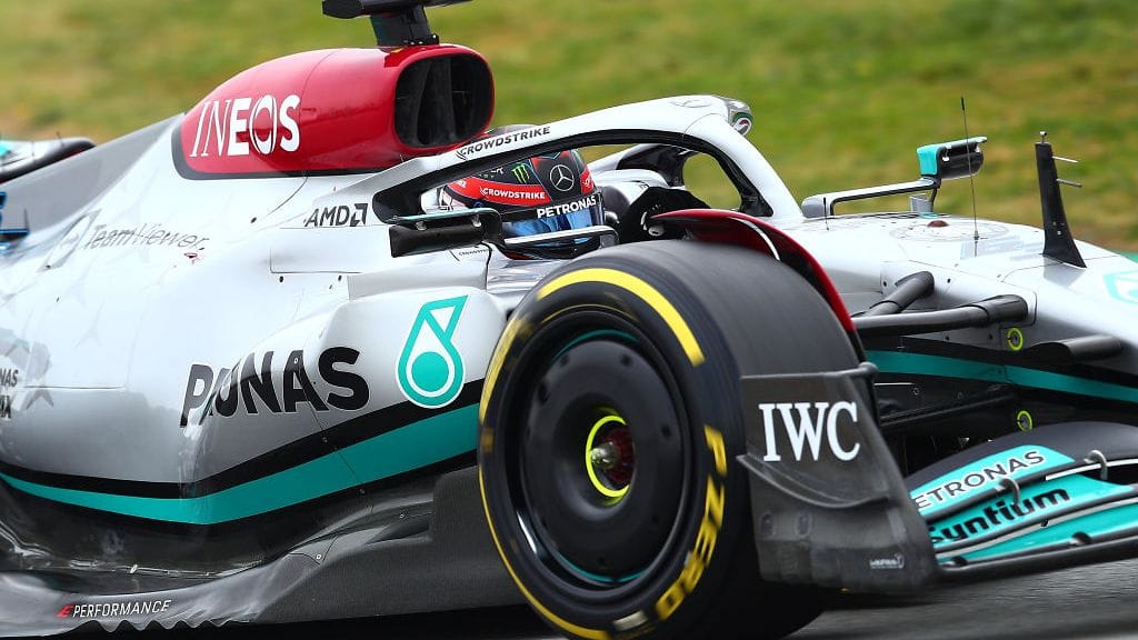 George Russell vauhdissa Barcelonan F1-testeissä Mercedeksen uudella W13-autolla.