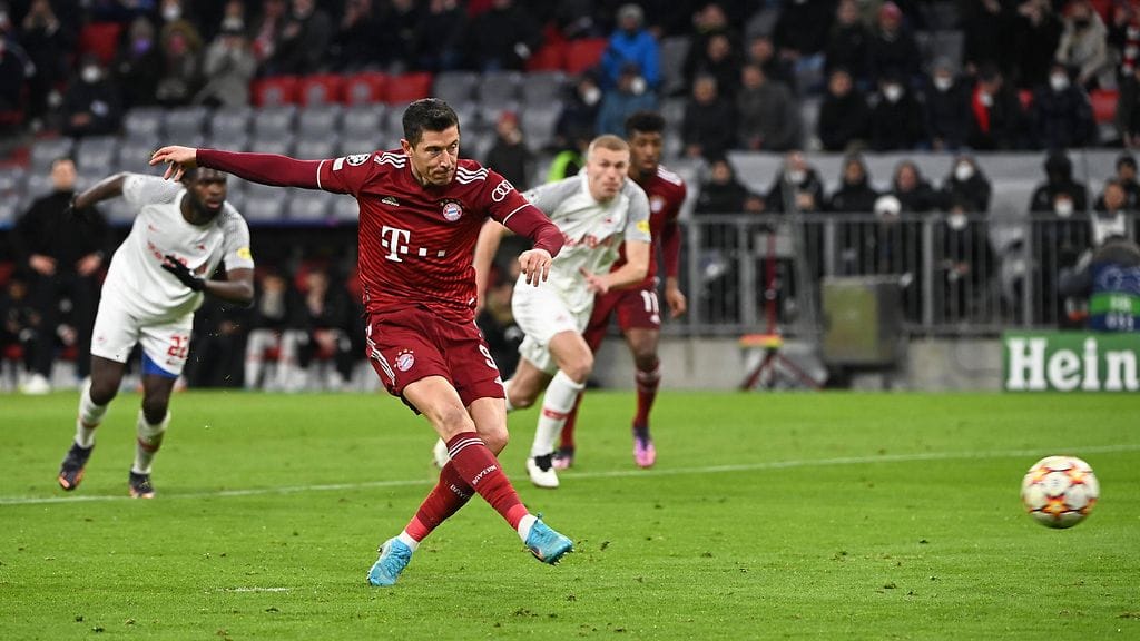Robert Lewandowski on rankonut Salzburgia kovalla kädellä.