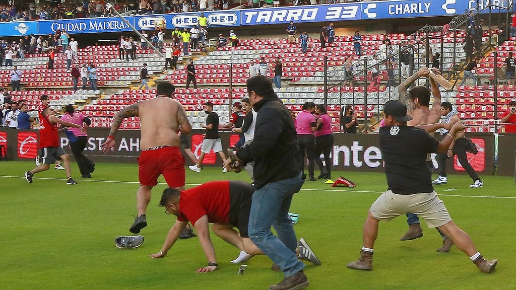 Mellakointi levisi katsomosta myös kentälle.