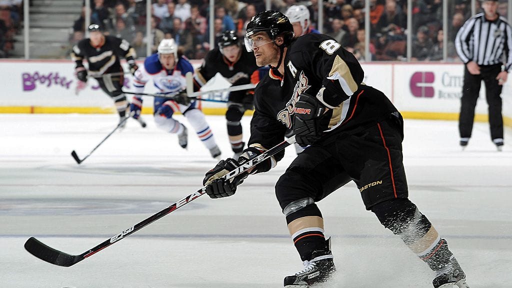 Teemu Selänne kirjoitti syötöllään suomalaista kiekkohistoriaa.