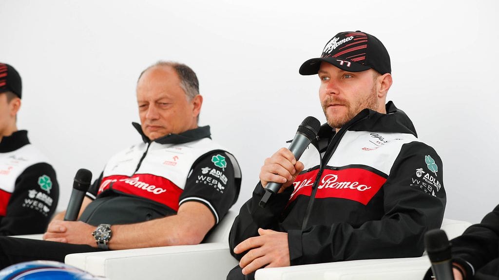 Valtteri Bottas ja Frederic Vasseur lehdistötilaisuudessa.