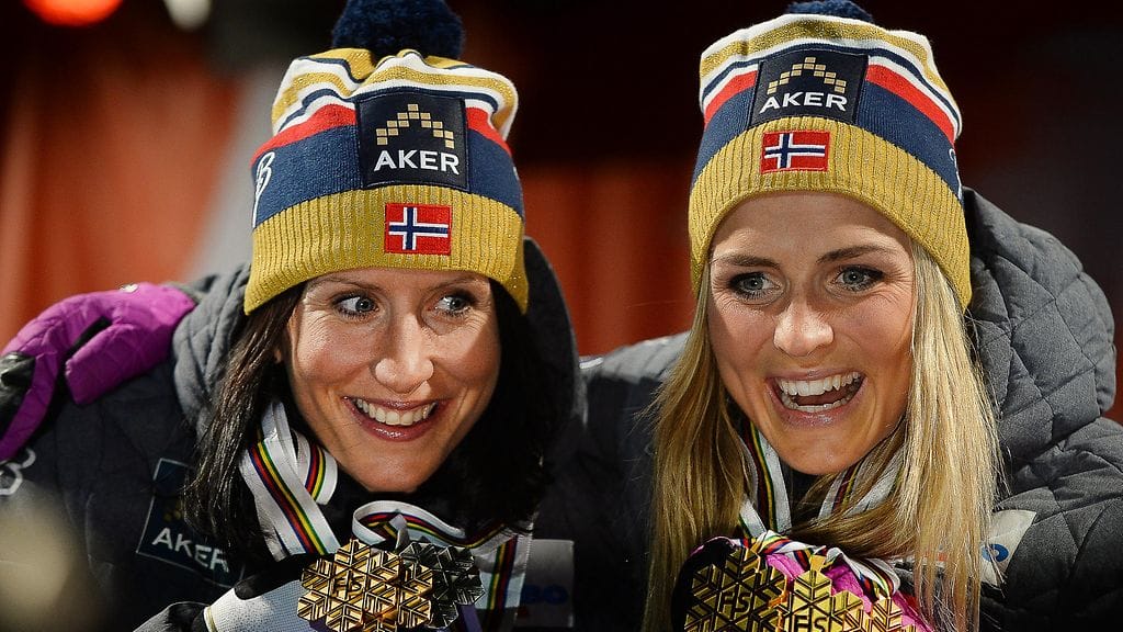 Marit Björgen ja Therese Johaug juhlivat MM-kultamitalejaan Falunin kisoissa 2015.