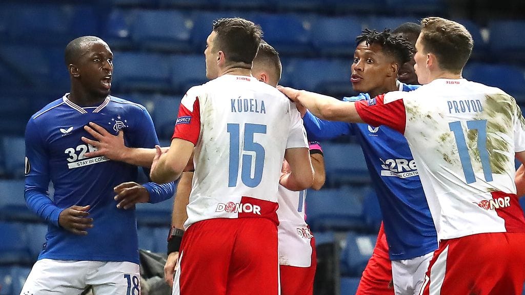 Glen Kamara (vas.) raivostui Ondrej Kudelan sanoista.