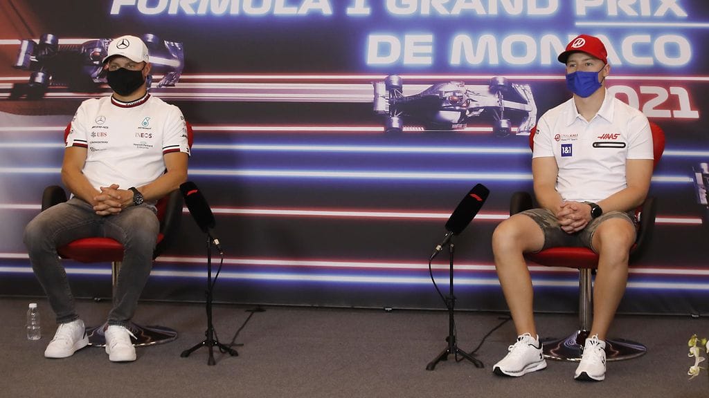 Valtteri Bottas (vas.) ja Nikita Mazepin kuvattuna toukokuussa 2021.