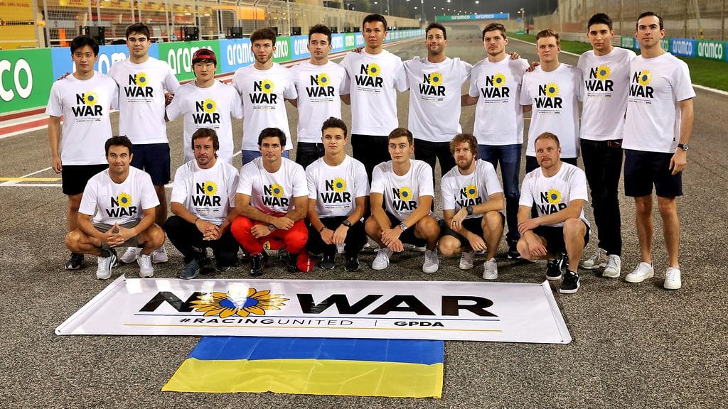 Kahta vaille kaikki kauden 2022 F1-kuljettajat kuvattuna Bahrainissa 9.3.2022.