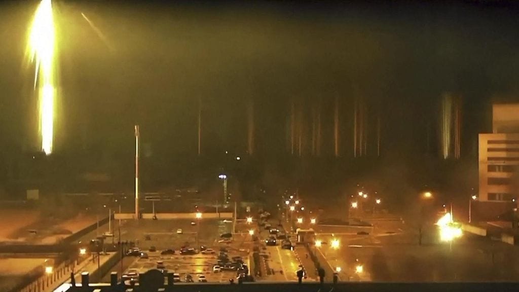 Tämä kuva on otettu maaliskuussa Zaporižžjan ydinvoimalasta Venäjän joukkojen hyökkäyksen aikana.