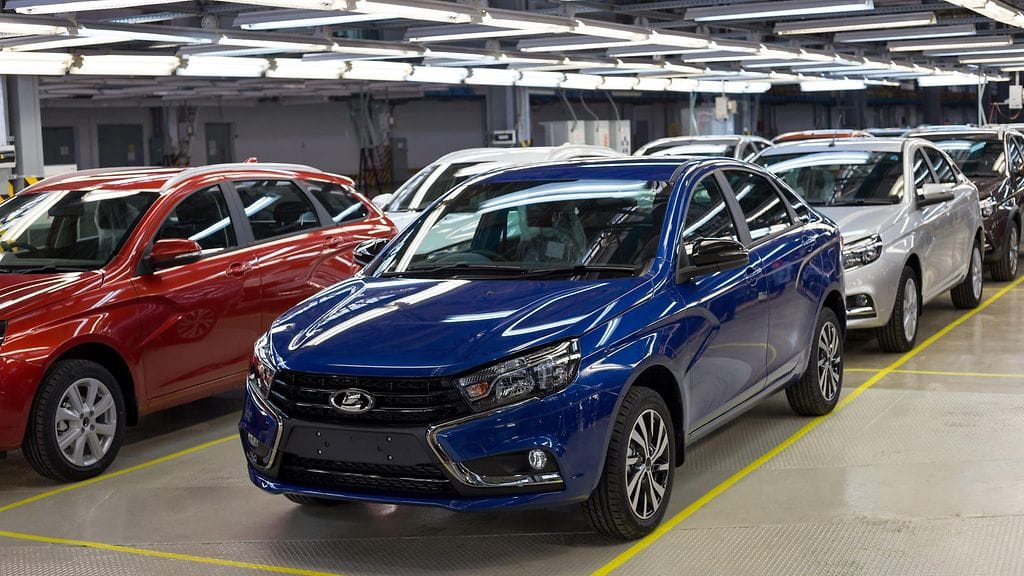 Uusia Lada-henkilöautoja kuvattuna vuonna 2019.