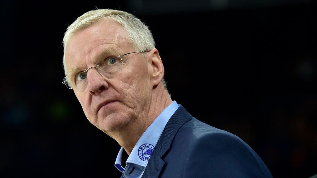 Kari Jalonen hyppää Tshekin peräsimeen.