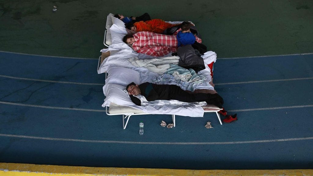 Sotaa Moldovaan paenneet ukrainalaiset lepäsivät patjoilla urheilukeskuksen päähallissa pääkaupungissa Chisinaussa tänään torstaina.