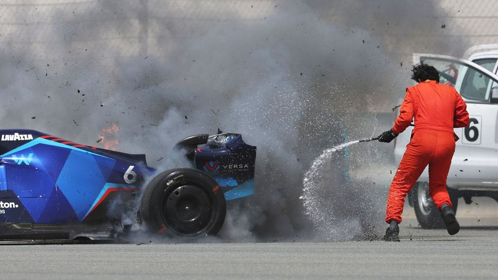 Ratavirkailija joutui vaaraan Nicholas Latifin auton paloa sammuttaessaan.