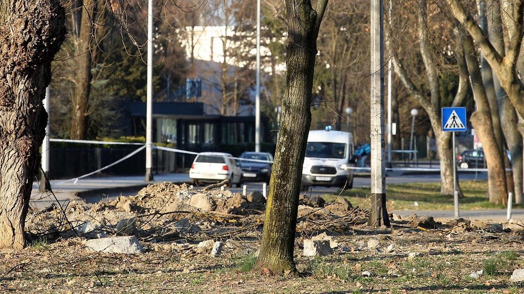 Putoaminen aiheutti isokokoisen kuopan maahan Zagrebin lähiössä.