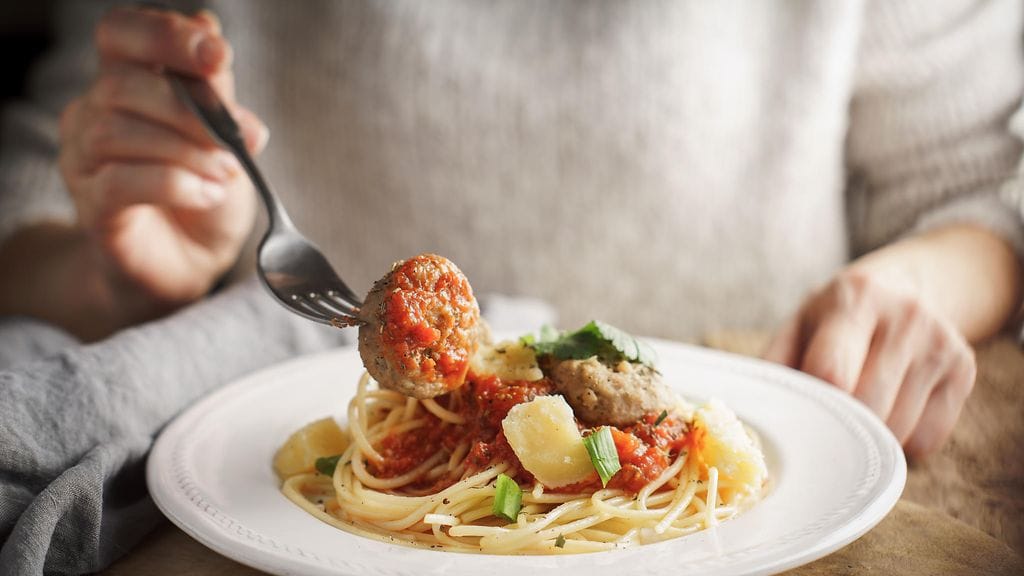 Hiilihydraattipitoinen illallinen voi auttaa nukahtamaan, mutta liian myöhään sitä ei kannata nauttia. Kuvituskuva.