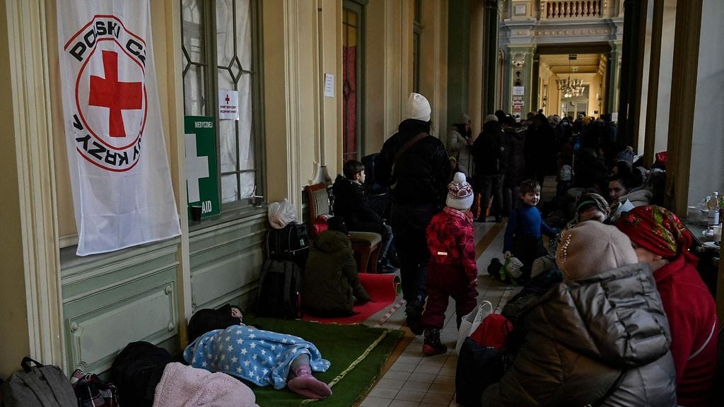 LK 11.3.2022 Ihmiset yrittävät päästä juna-asemalle Przemyslissä lähellä Puolan ja Ukrainan rajaa. Se on yksi tärkeimmistä kohteista, joissa ihmisiä ohjataan eteenpäin pois Ukrainasta.