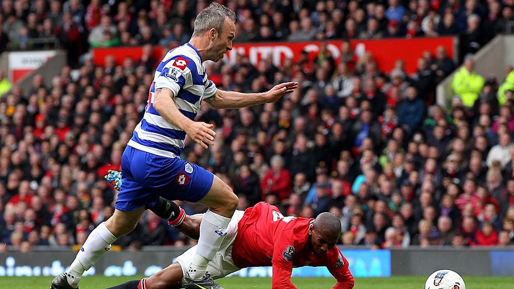 ManU sai tästä tilanteesta pilkun ja QPR:n Shaun Derry (vas.) punaisen kortin.