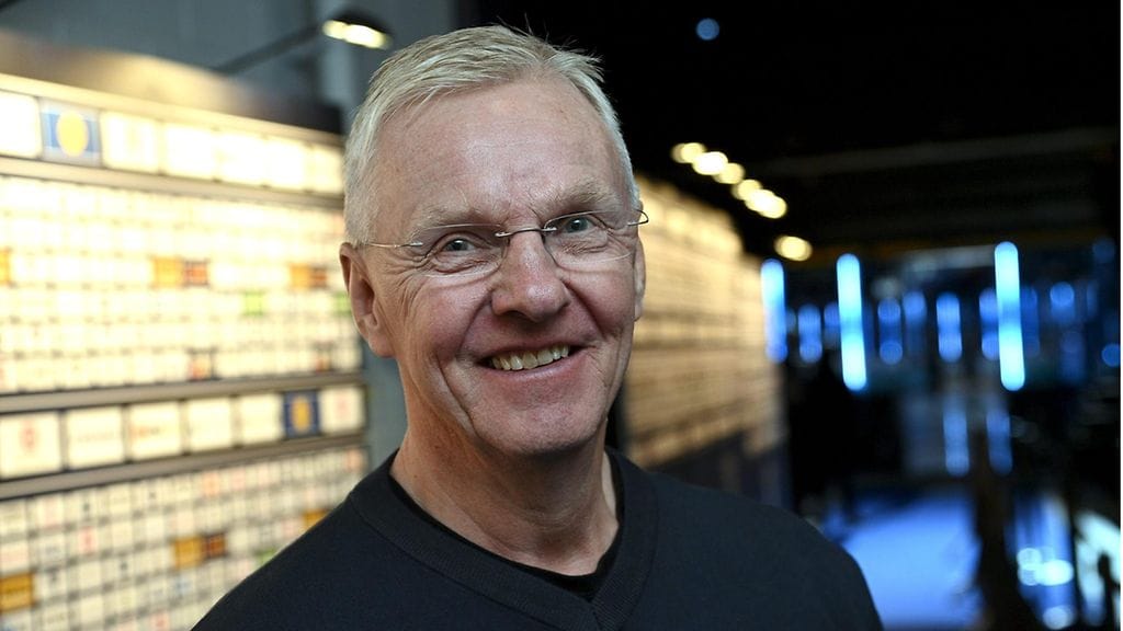 Kari Jalosella oli jo sopimus Suomen alle 20-vuotiaiden maajoukkueen peräsimeen, mutta hän päätyi Tshekin miesten maajoukkueen päävalmentajaksi.