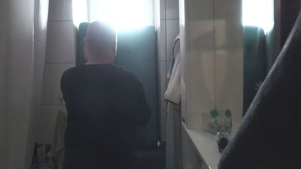 ukrainalaisperhe peittää ikkunansa tyynyillä