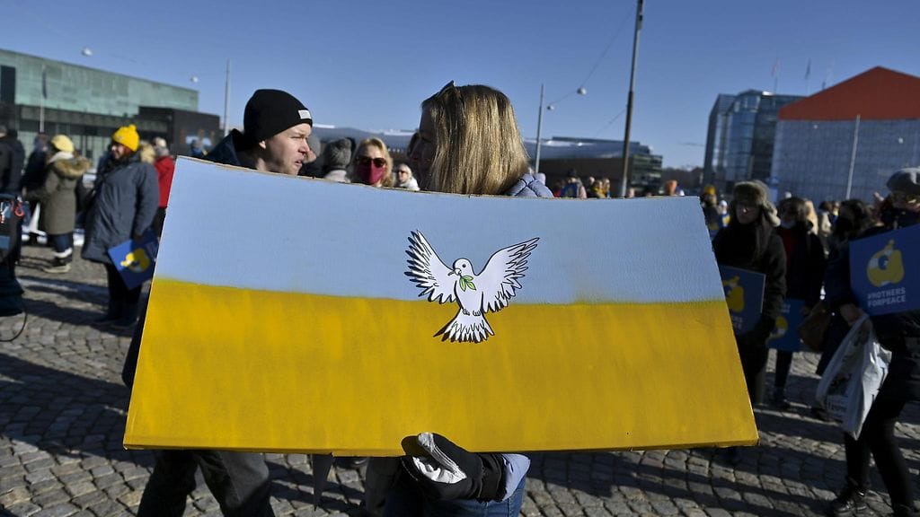 LK 12.3.2022 #mothersforpeace-rauhankulkue kokoontui eduskuntatalon edustalla Helsingin keskustassa lauantaina 12. maaliskuuta 2022. Rauhankulkueessa käveltiin Ukrainan rauhan puolesta.