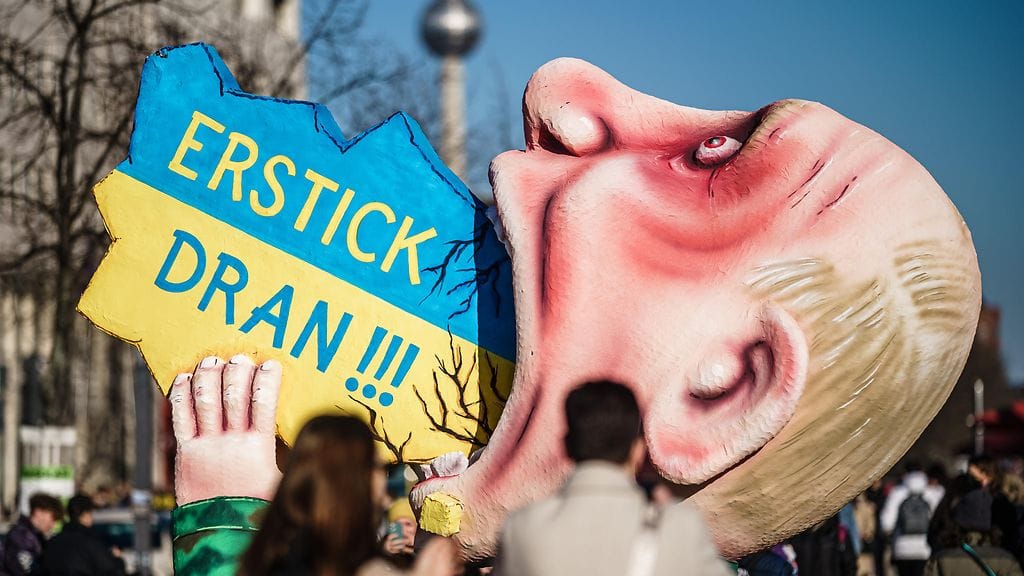 EPA Venäjän presidenttiä Vladimir Putinia kuvaava muovipää nielasi Ukrainan Saksassa Berliinissä 12.3.2022.