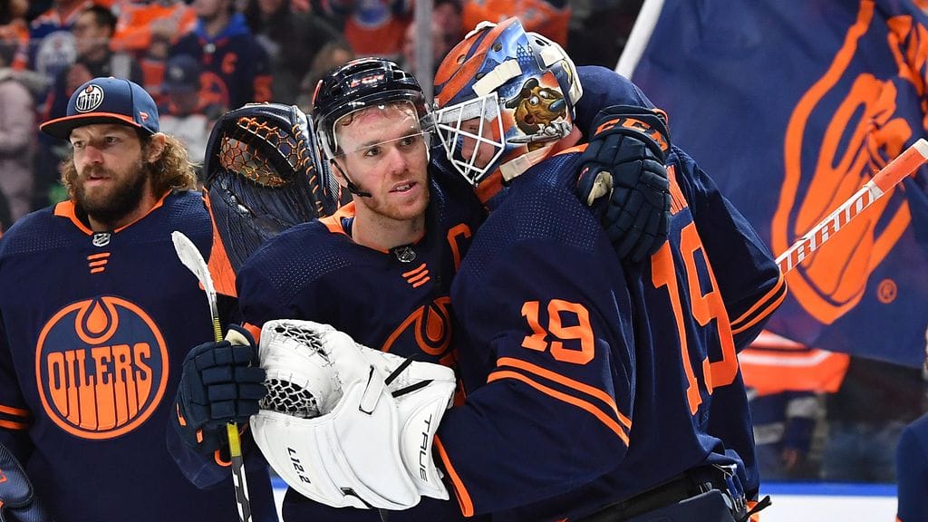 Connor McDavid juhli voittoa yhdessä Mikko Koskisen kanssa.