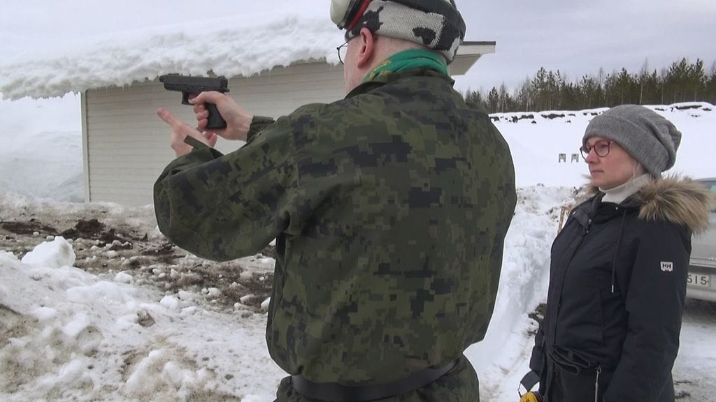 Heli Viitalahti liittyi Joensuun reserviläisyhdistykseen Venäjän hyökättyä Ukrainaan. Hän haluaa oppia käyttämään asetta.