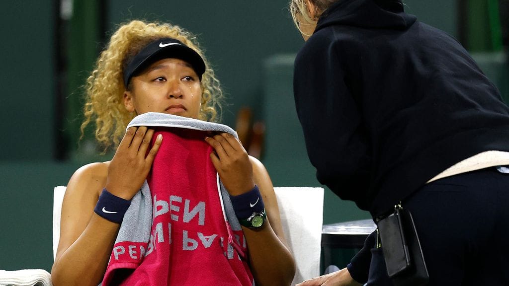 Naomi Osaka murtui kyyneliin kesken ottelun.