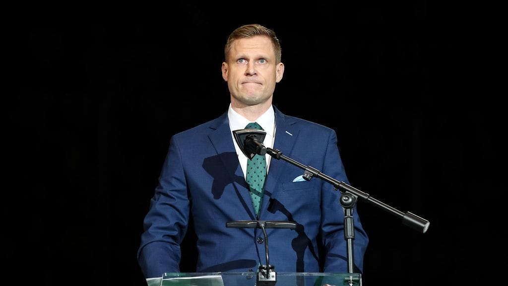 Mikko Koivu piti puheen liikuttuneena.