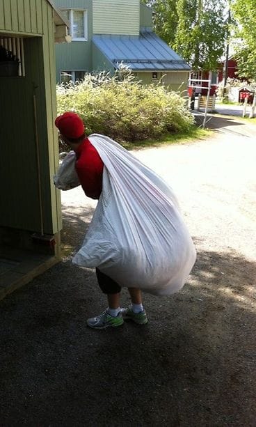 Muuttokamppeiden pakkaaminen lakanan sisälle